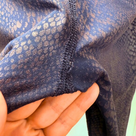 BEYOND YOGA Navy Blue Faux Snakeskin Legging Size M - Picture 11 of 11
